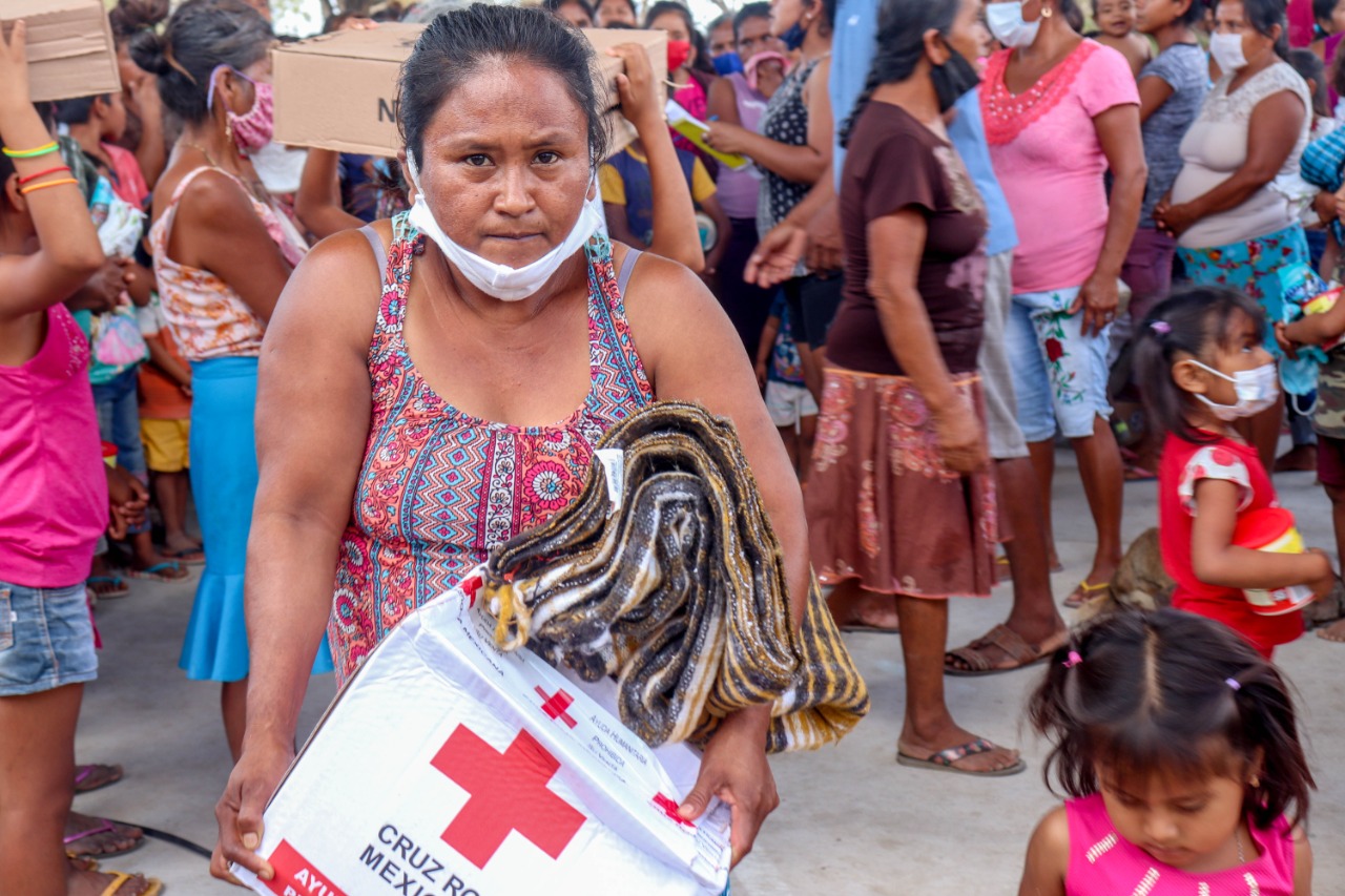 Por frío reciben cobertores habitantes de Xochistlahuaca