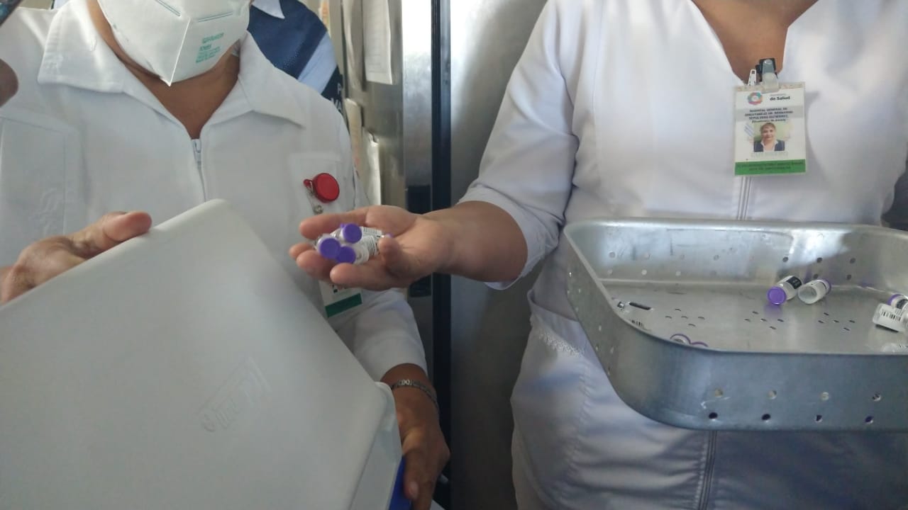 Médicos de Zihuatanejo y La Unión se vacunaron contra Covid-19