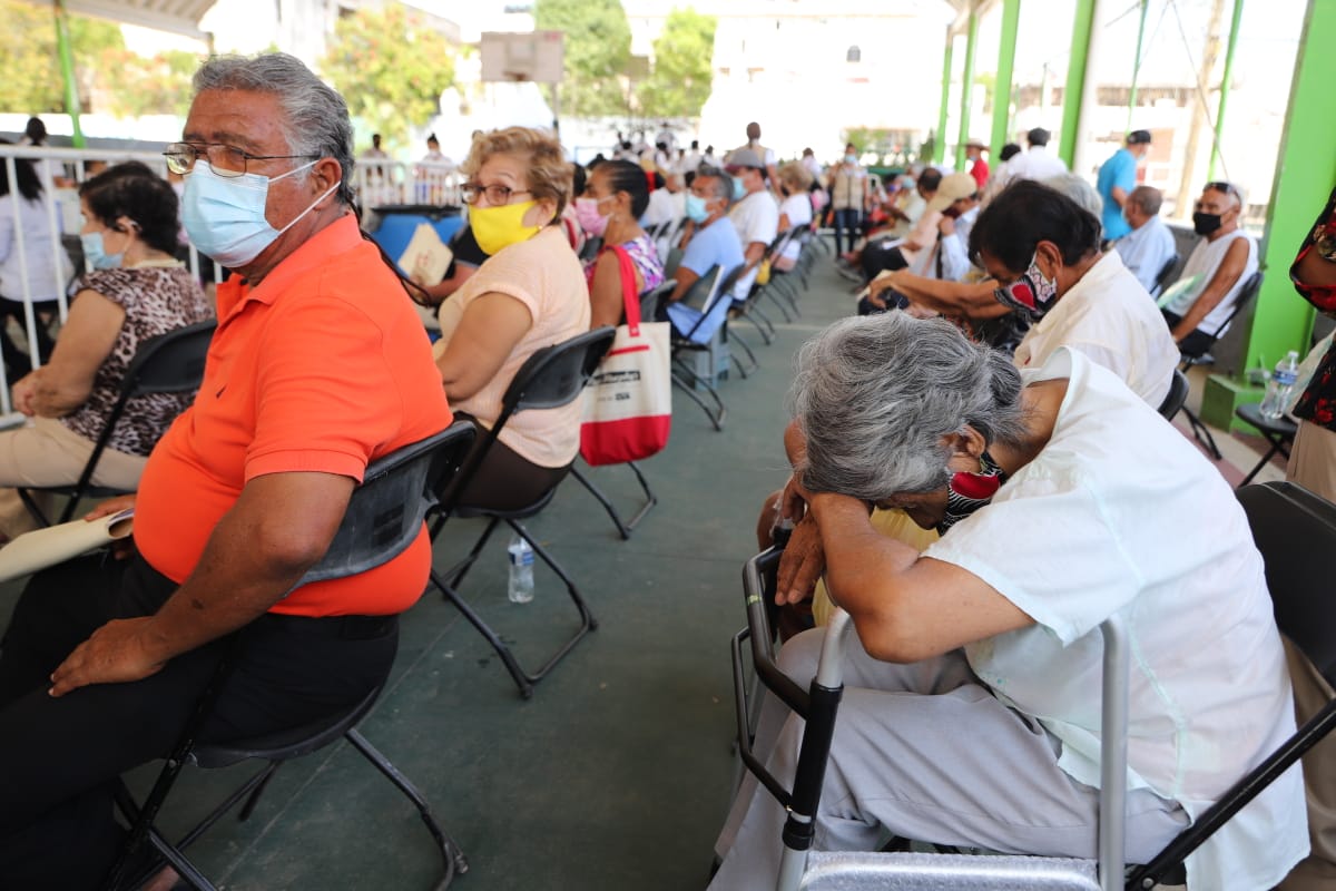 Covid-19: irritación, impotencia y desesperación en el primer día de aplicación de la vacuna en Acapulco