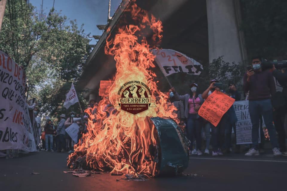Militantes y simpatizantes de Morena se plantan en instalaciones del INE en la Ciudad de México en demanda de la restitución de candidatura de Félix Salgado