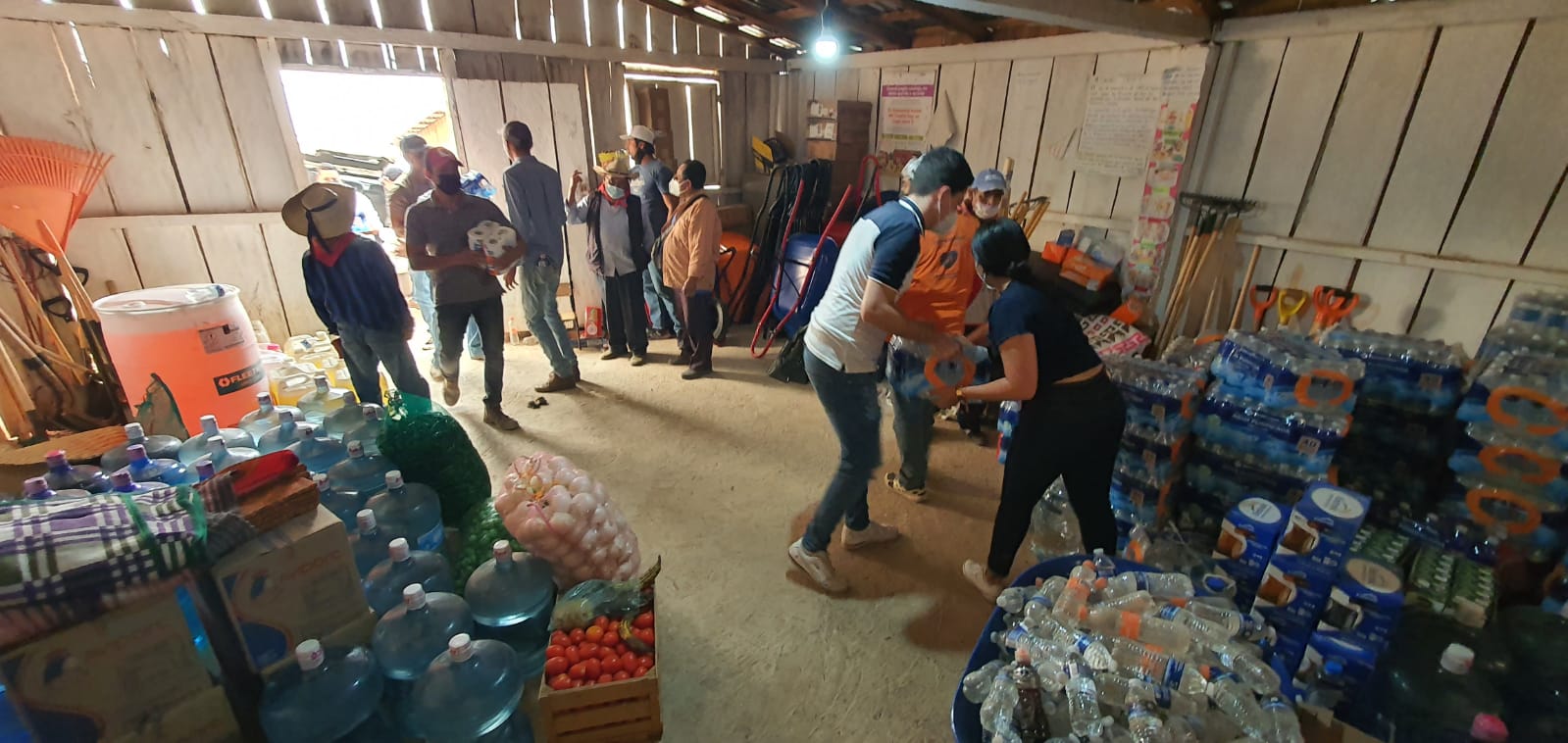 Simpatizantes de Félix Salgado llevan ayuda humanitaria a Llanos de Tepoxtepec