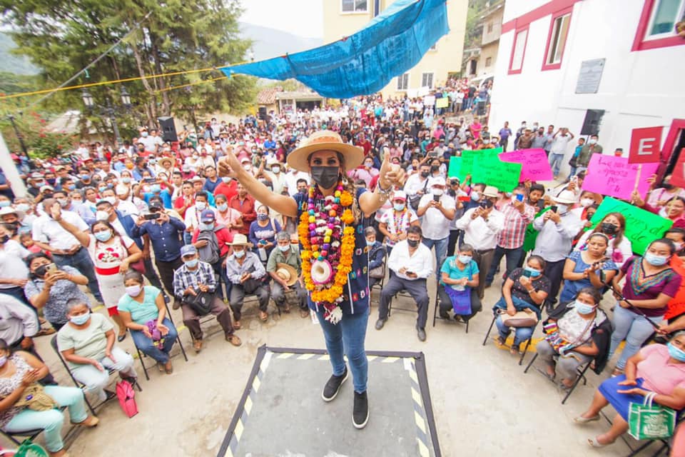 Promete Evelyn Salgado que no habrá líderes que lucren con los apoyos del pueblo en San Luis Acatlán