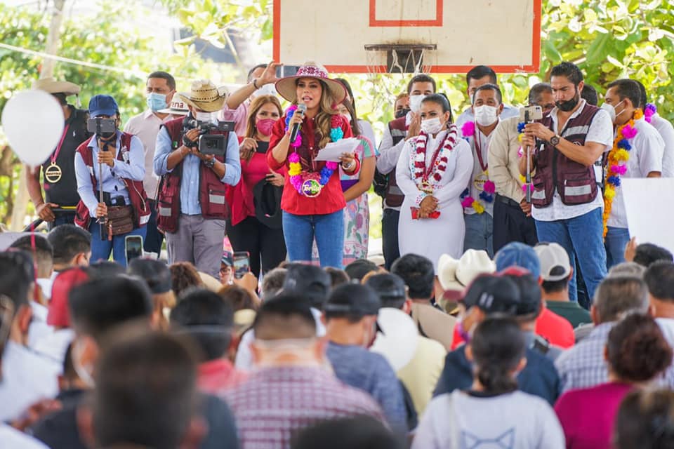 «Aquí cantamos y aquí están los contentos», dice Evelyn Salgado y vuelve a interpretar Como la flor
