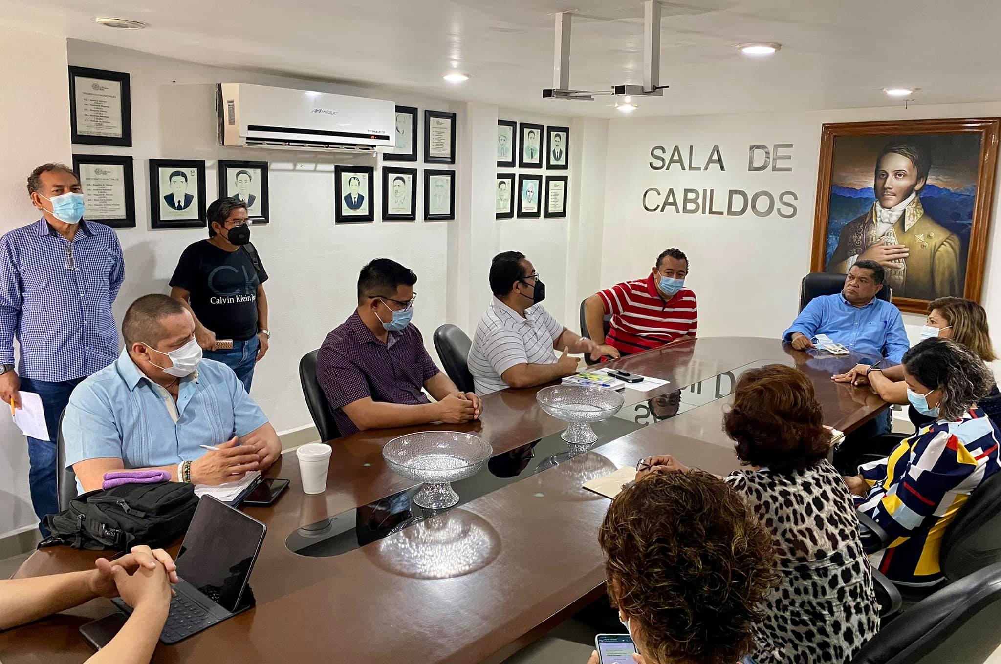 Alberto de los Santos retorna al Ayuntamiento de Coyuca de Benítez; encabeza reunión de evaluación
