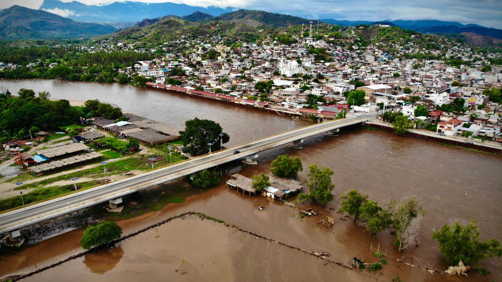 Sube el nivel del río de Coyuca de Benítez
