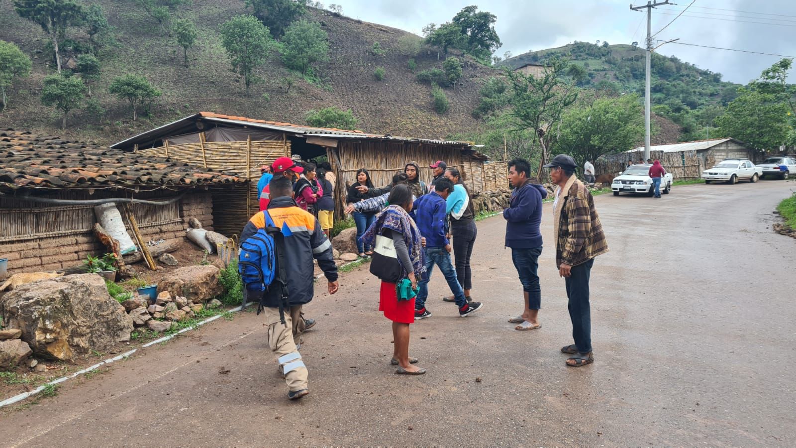 Evacuan a familias en la localidad de Huitzapula Sur por posible deslizamiento de ladera
