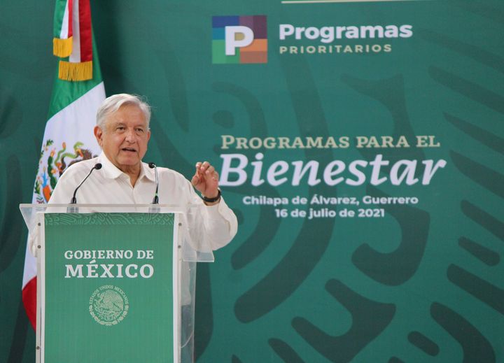 Descentralización de secretarías y hallar a los 43 de Ayotzinapa, temas pendientes de sus 100 compromisos: AMLO