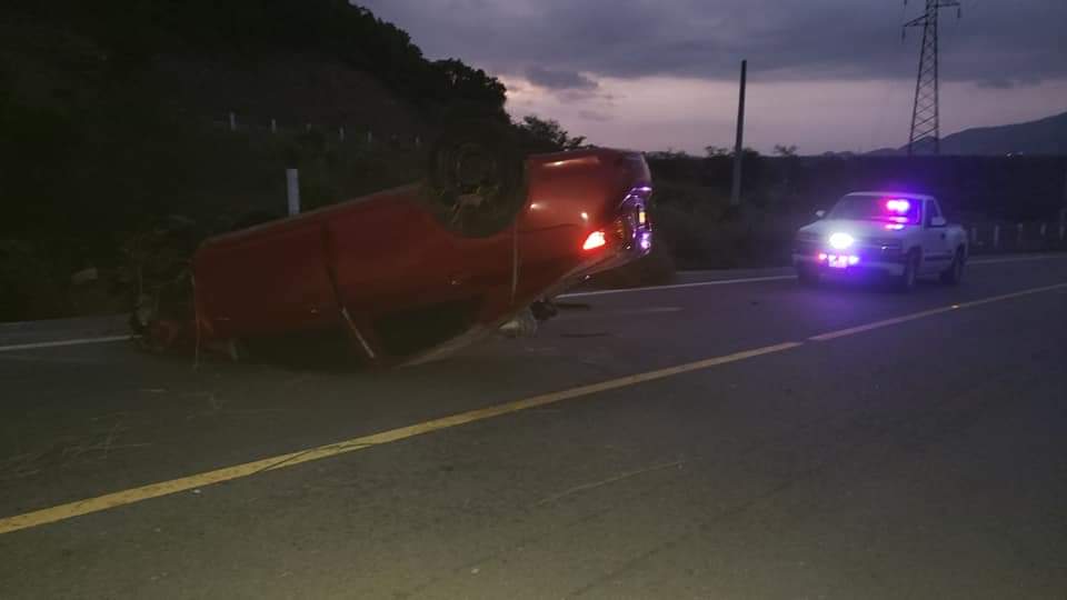 Automovilista vuelca cerca del poblado El Papayo en Coyuca de Benítez