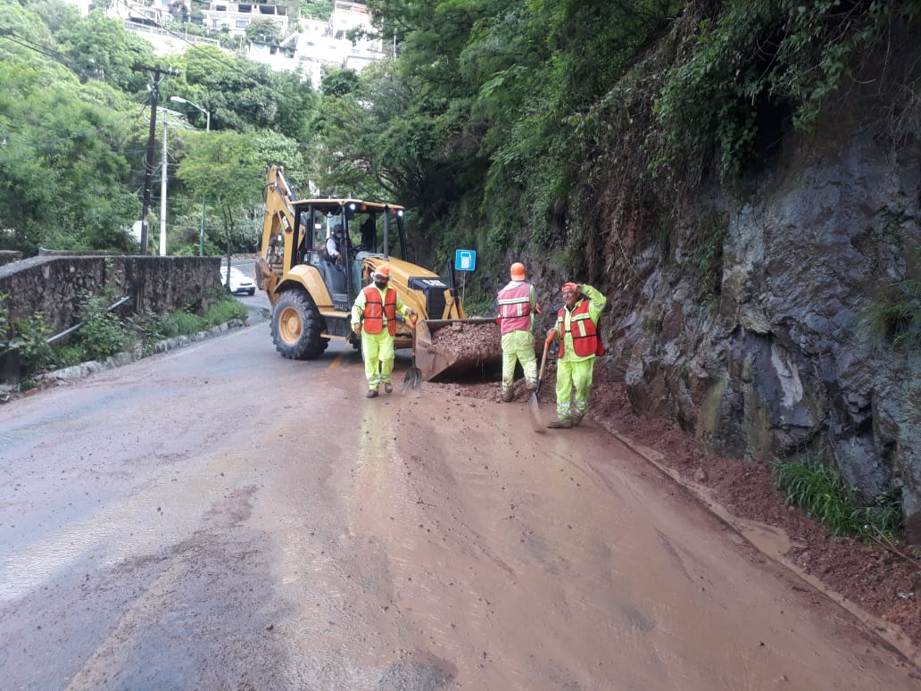 Tormenta local causa daños en Taxco de Alarcón