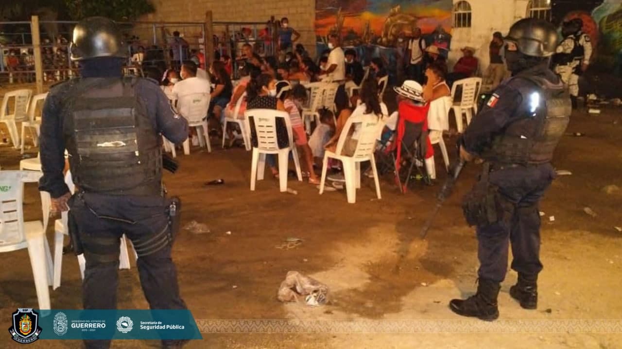 Dispersan a unas 500 personas de jaripeo en Acapulco