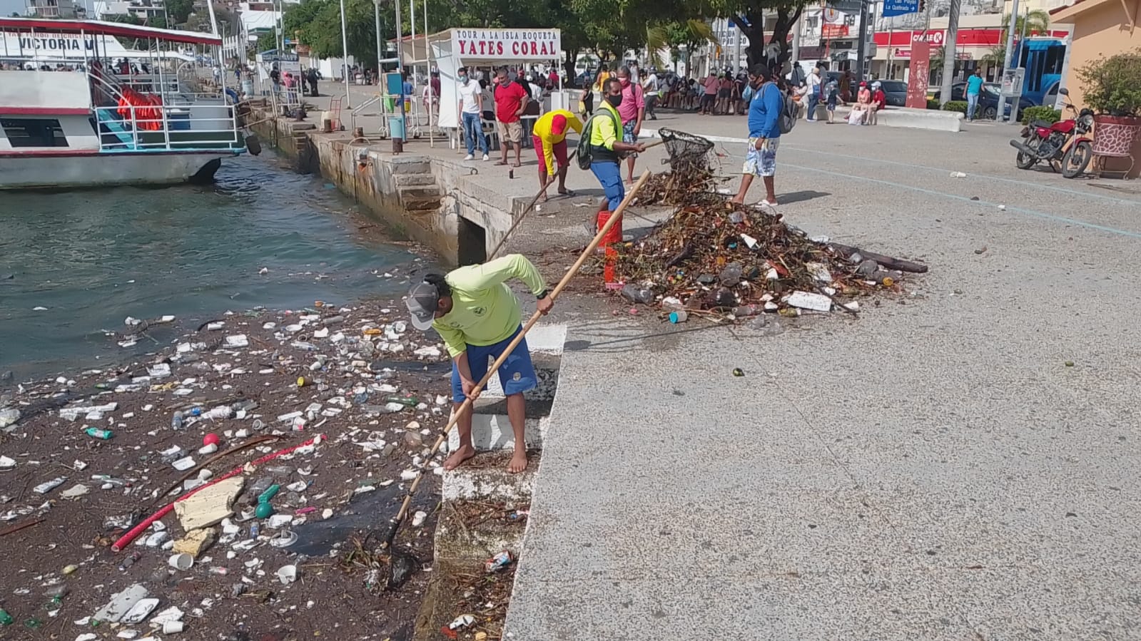 Lluvia del jueves arrojó 25 toneladas de basura a playas de Acapulco