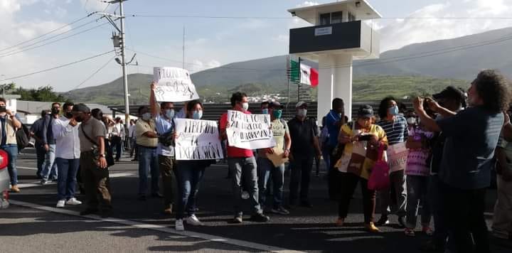 Jaloneos y patadas entre reporteros y custodios de AMLO a quien demandan garantizar el libre ejercicio en Guerrero