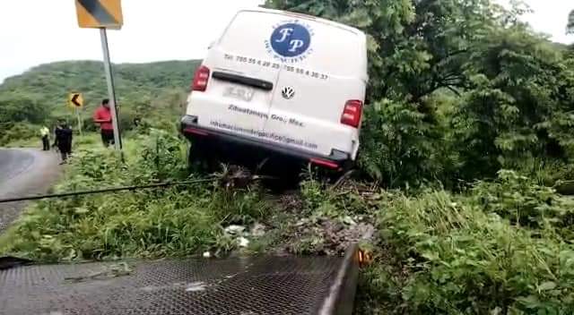 Se salva conductor de servicio funerario en la Costa Grande; acaba entre árboles
