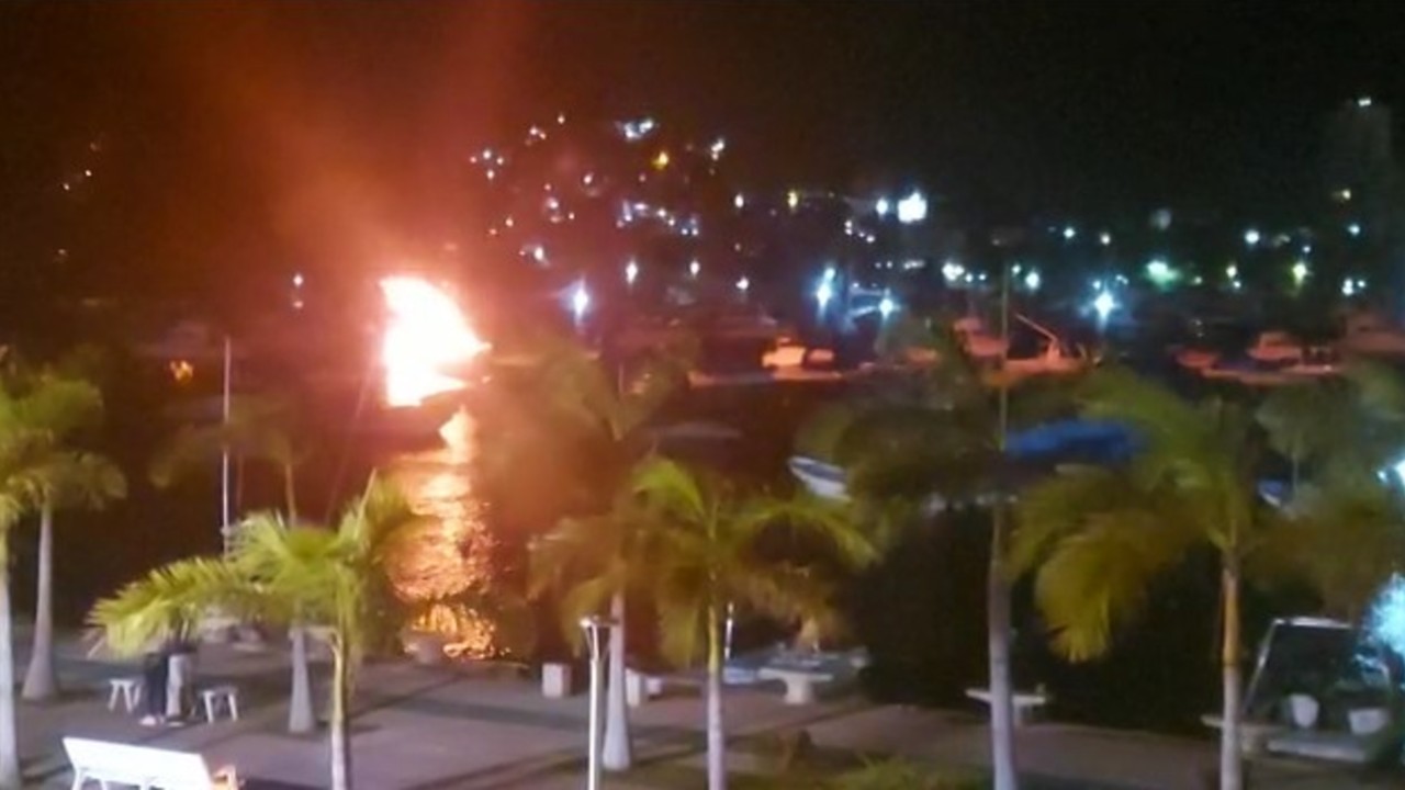 Embarcación arde en llamas en Acapulco