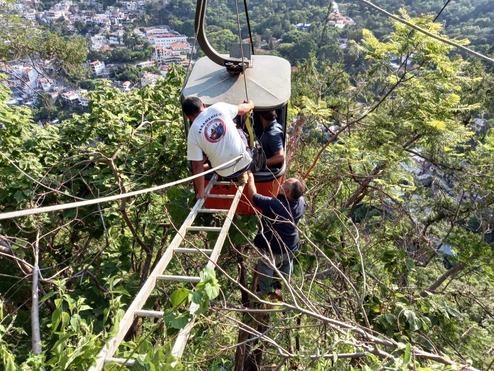 Rescatan a nueve personas atrapadas en teleférico de Taxco