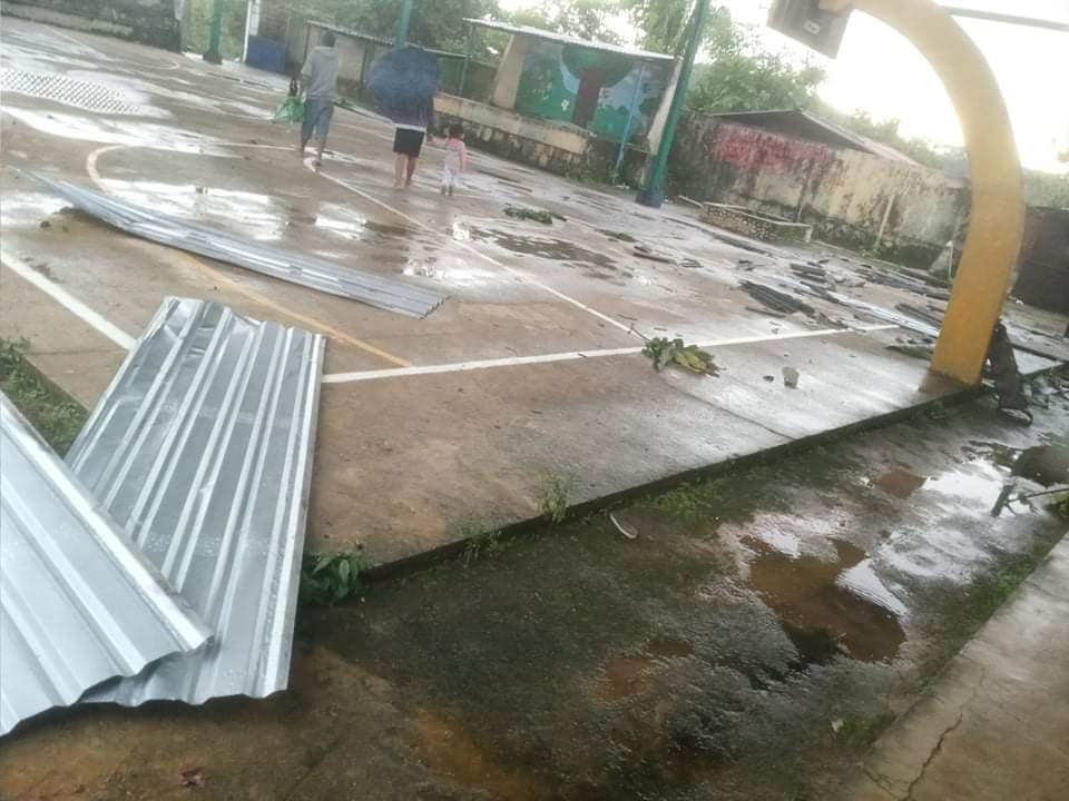 Con daños una veintena de viviendas y edificios públicos en Atoyac de Álvarez por ventarrón y lluvia