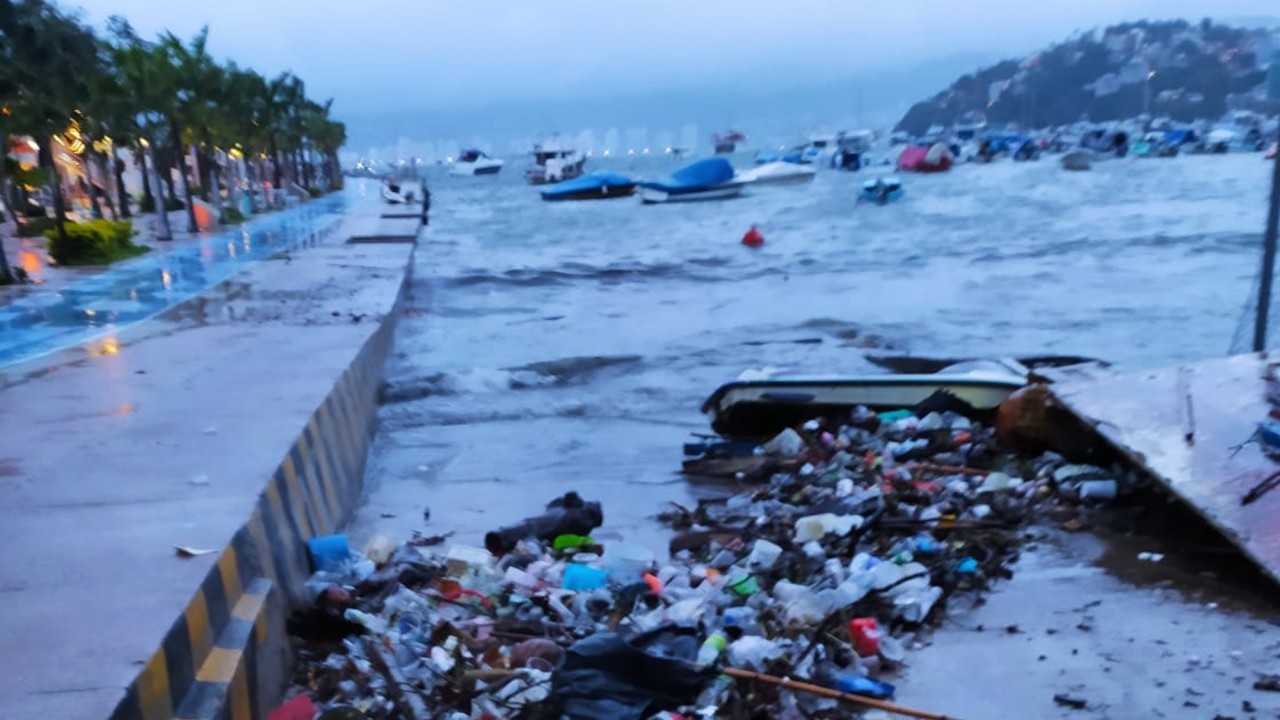 #Nora: Hasta 26 toneladas de basura han colectado en playas de Acapulco por la lluvia del jueves y este viernes