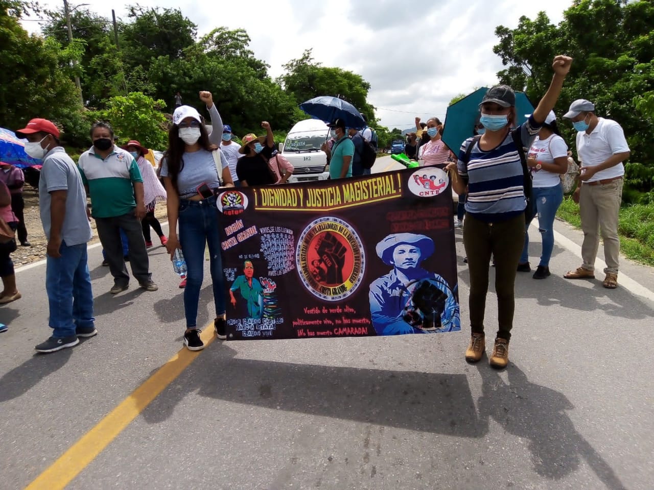 Cetegistas bloquean la Acapulco-Zihuatanejo en demanda de basificaciones