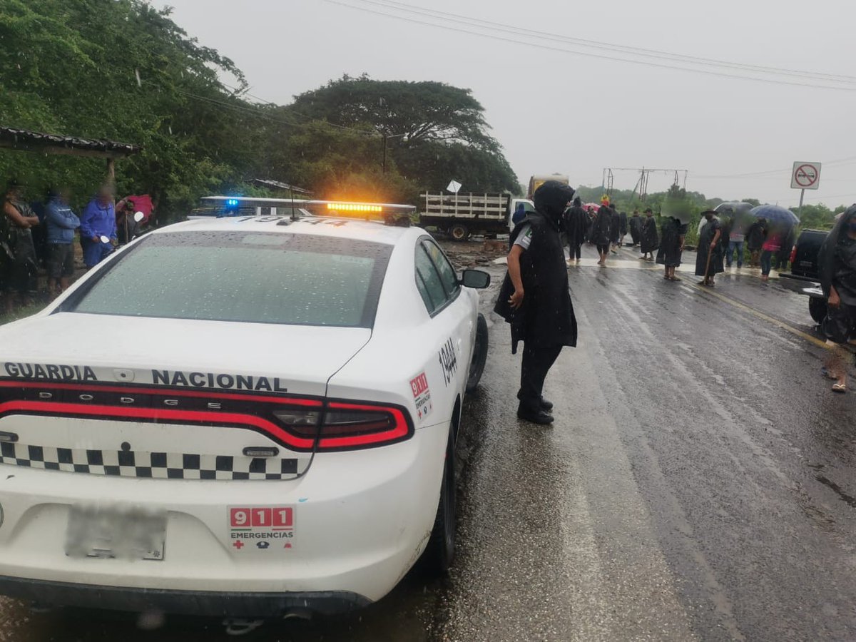 Colonos de Papanoa mantienen bloqueo intermitente en la Acapulco-Zihuatanejo en demanda de regularización de tierras