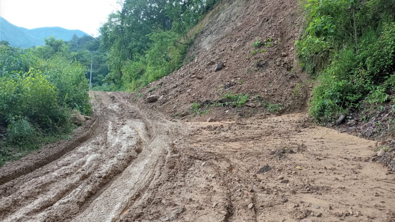Gobierno del Estado se queda sin dinero para reparar caminos afectados por Nora en la sierra de Tecpan, dice dirigente