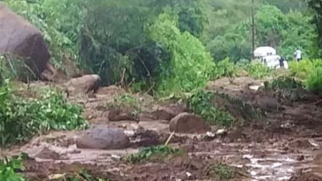 Lluvias ocasionan deslizamiento de rocas, corte y arrastre de material sólido en la carretera Tierra Colorada-Cruz Grande