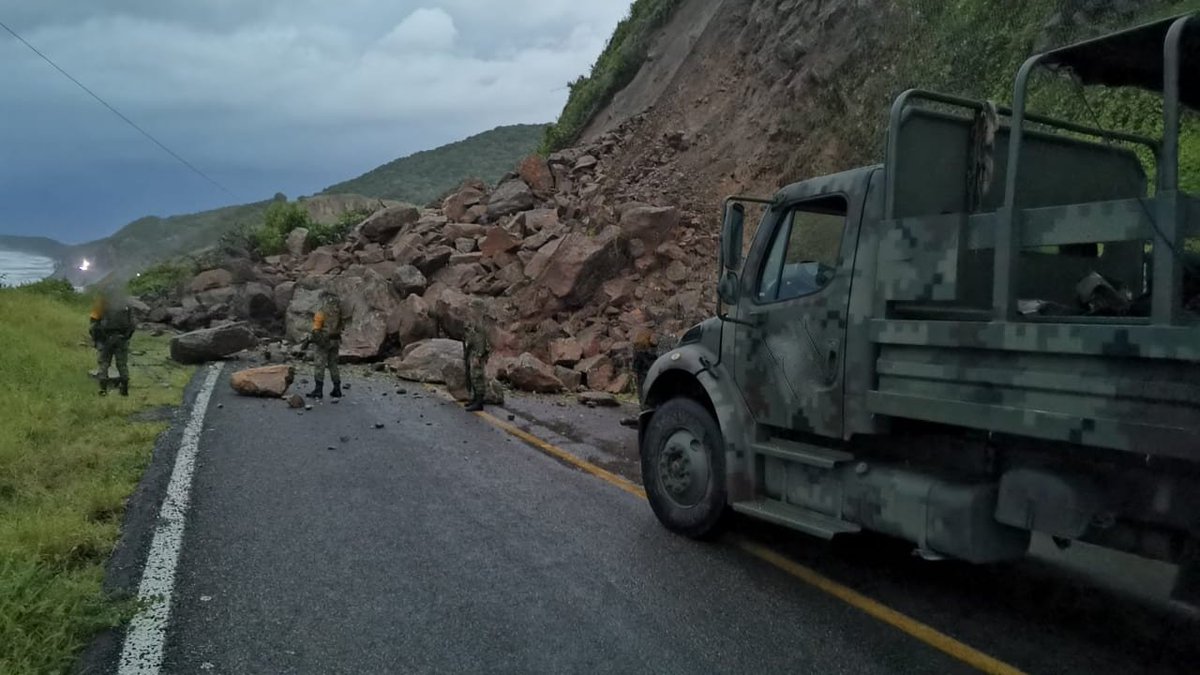 Derrumbe por huracán Nora bloquea vialidad de Petatlán hacia Zihuatenejo