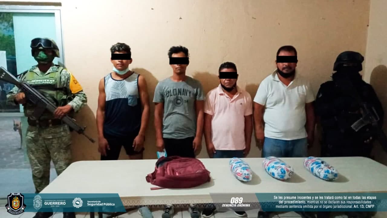 Arrestan a cuatro individuos por transportar paquetes con enervante