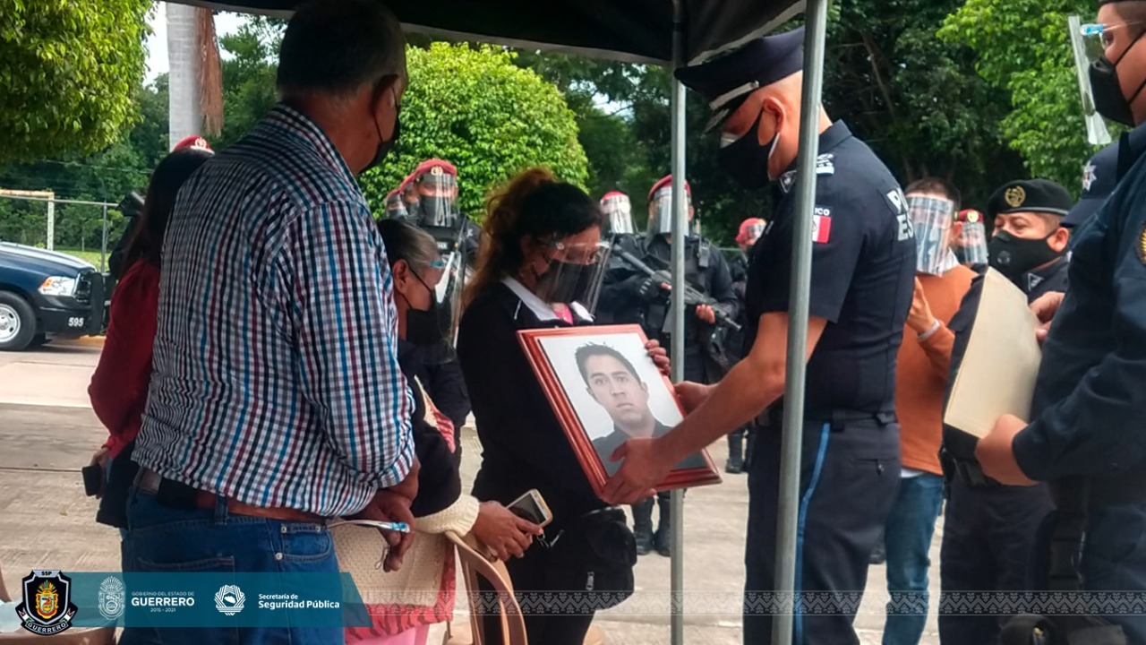 Rinden homenaje póstumo a tercer policía estatal muerto en ataque a alcaldesa de Pilcaya
