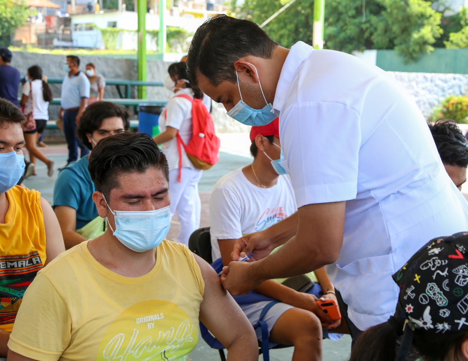 Vacunan a jóvenes de 18 a 29 años en Acapulco