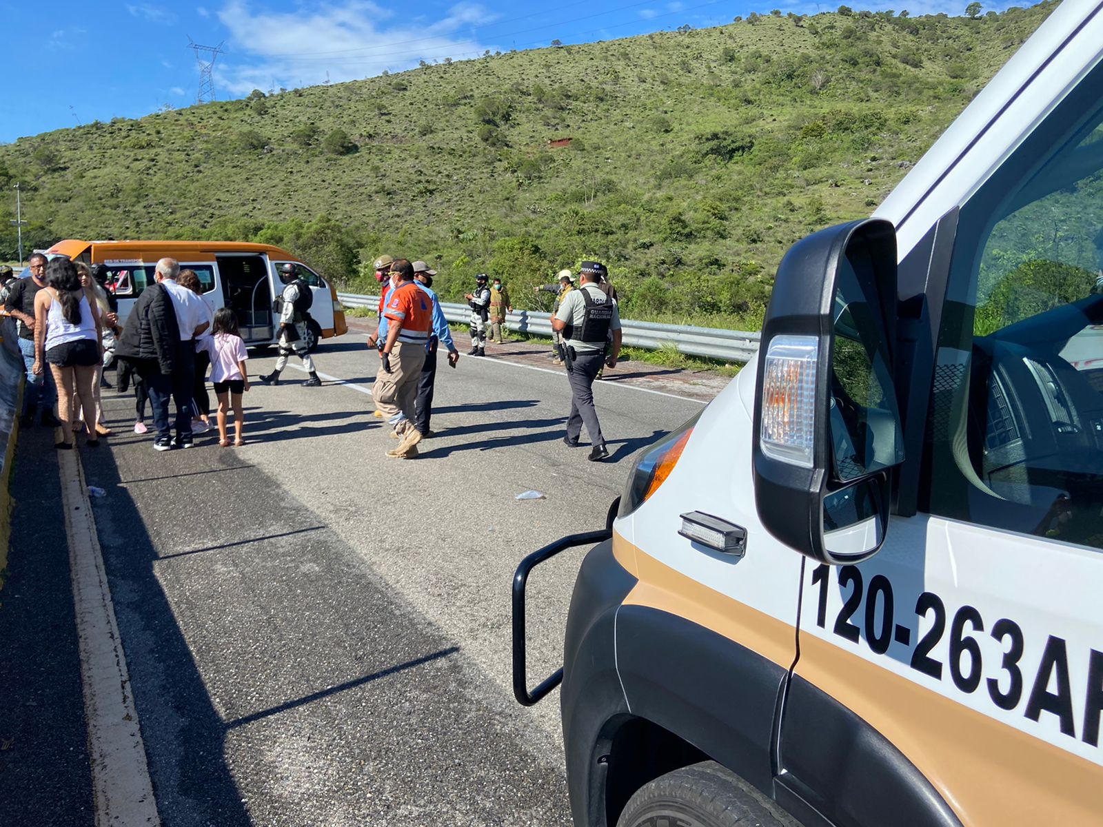 Volcadura en la Autopista del Sol deja once personas lesionadas