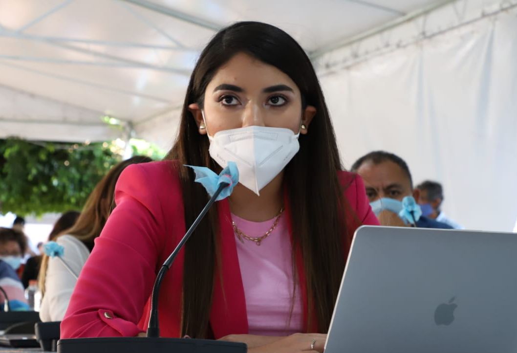 Son muy importantes los programas sociales de gobierno, pero sin politizarse: Elzy Camacho