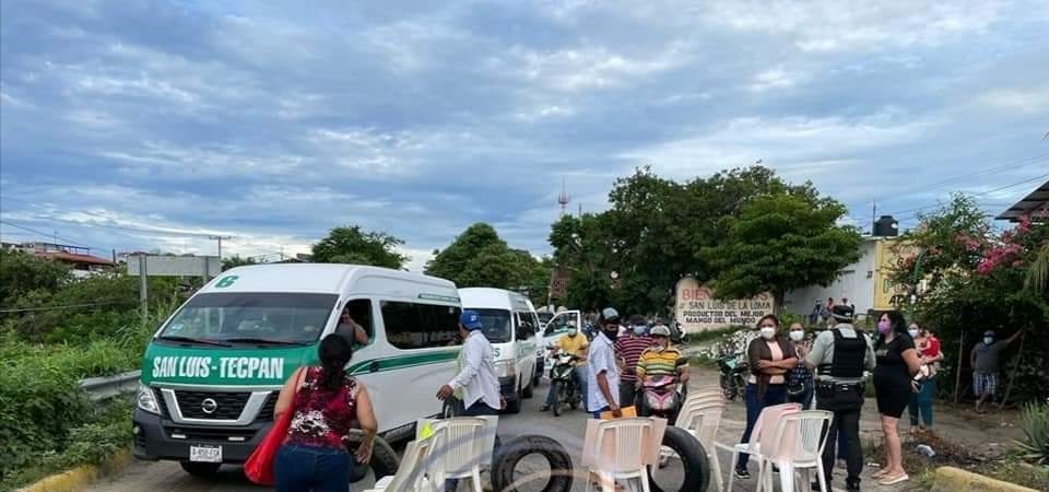 Padres de familia bloquean vialidad en la carretera federal Acapulco Zihuatanejo