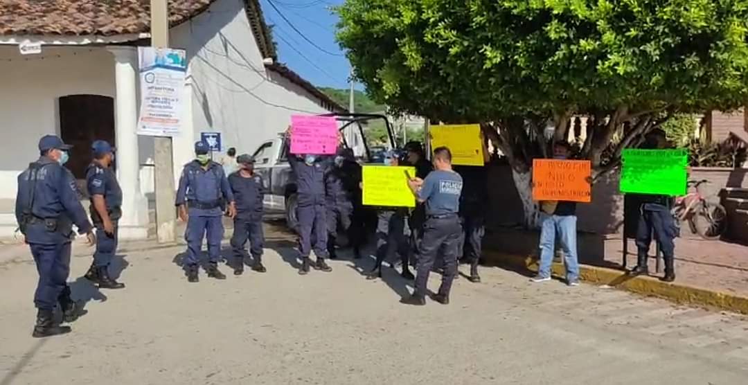 Paran labores policías de San Jerómimo por falta de pago en sus quincenas