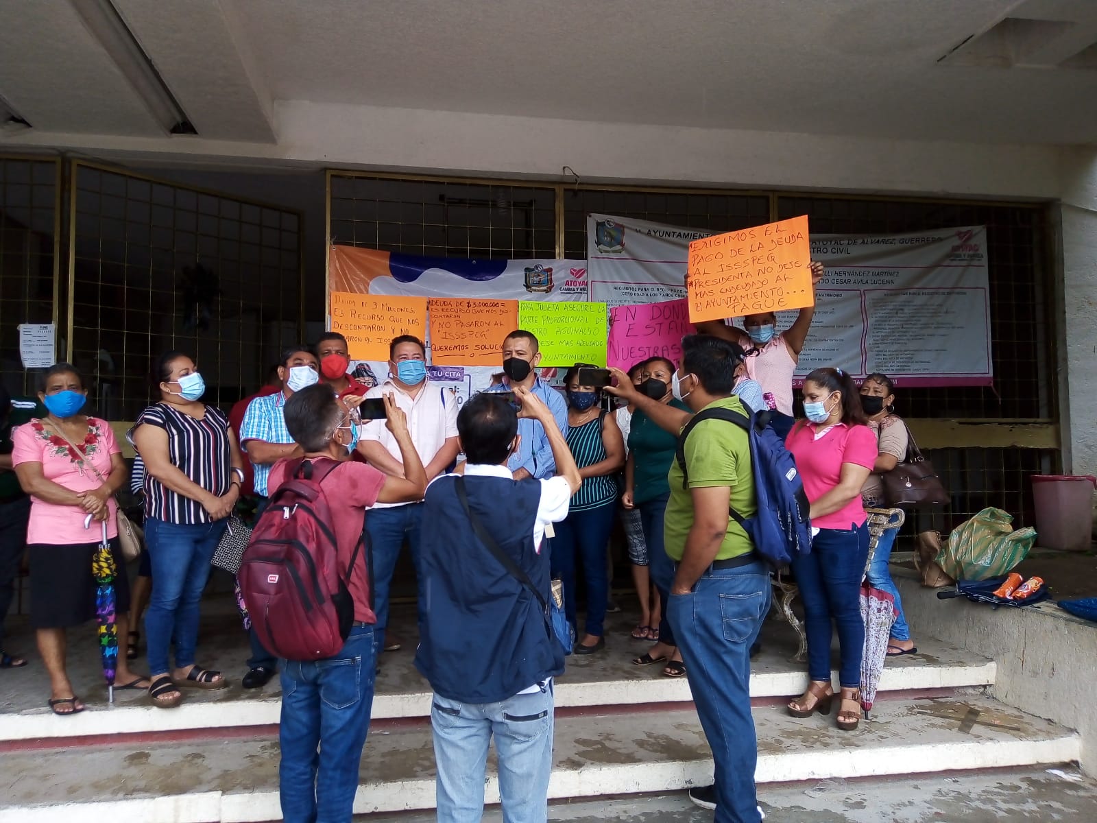 Sindicalizados del Suspeg protestan en Atoyac de Álvarez, Guerrero