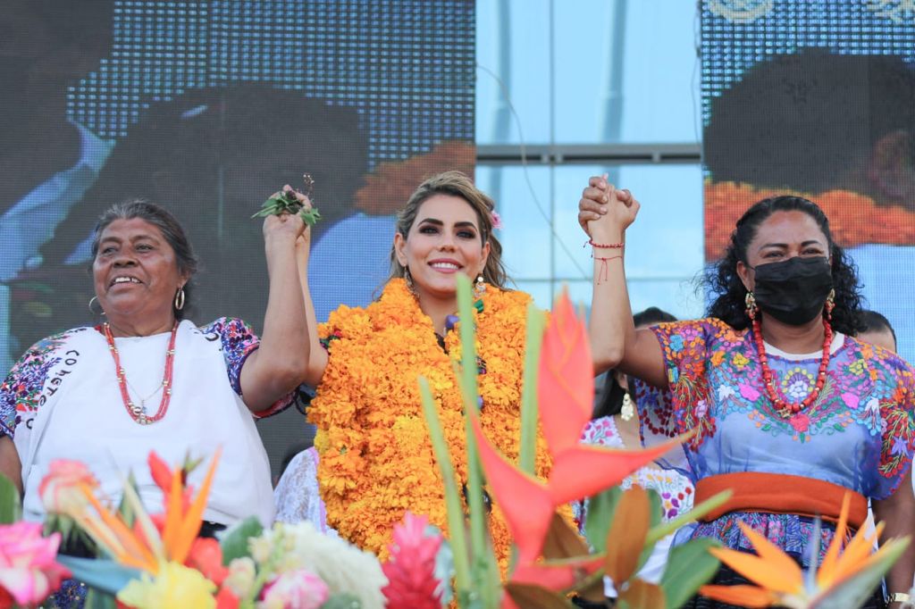 Recibe la gobernadora Evelyn Salgado el Bastón de Mando de los pueblos originarios