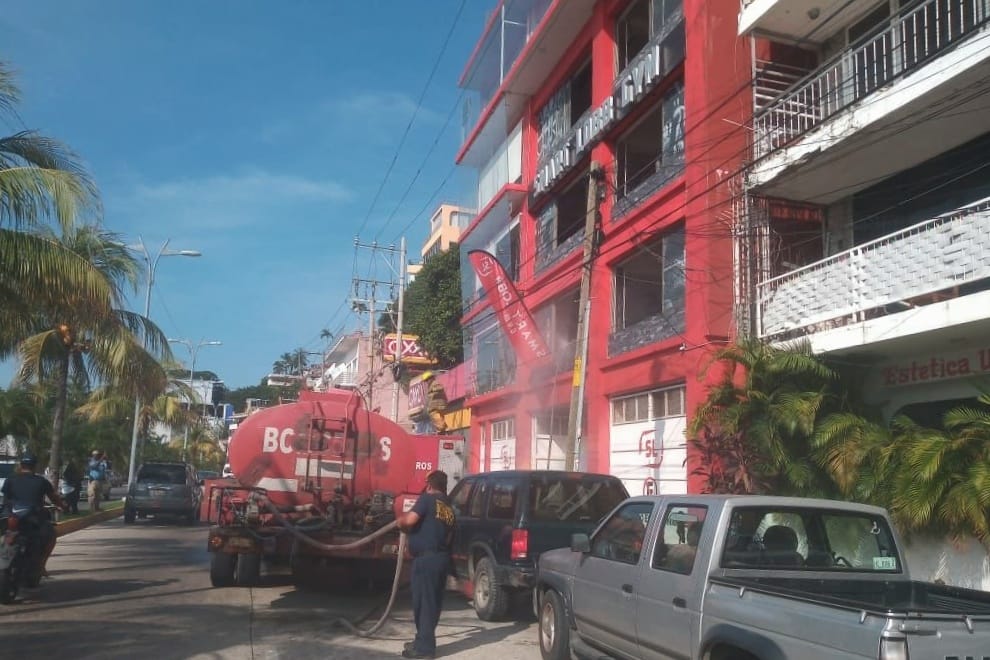 Bomberos de Acapulco sofocan incendio en gimnasio; no hay personas lesionadas