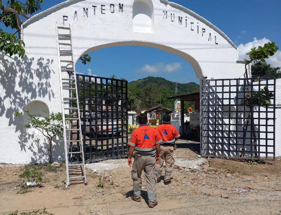 Protección Civil de Guerrero implementa acciones de seguridad en panteones por el «Día de Muertos»