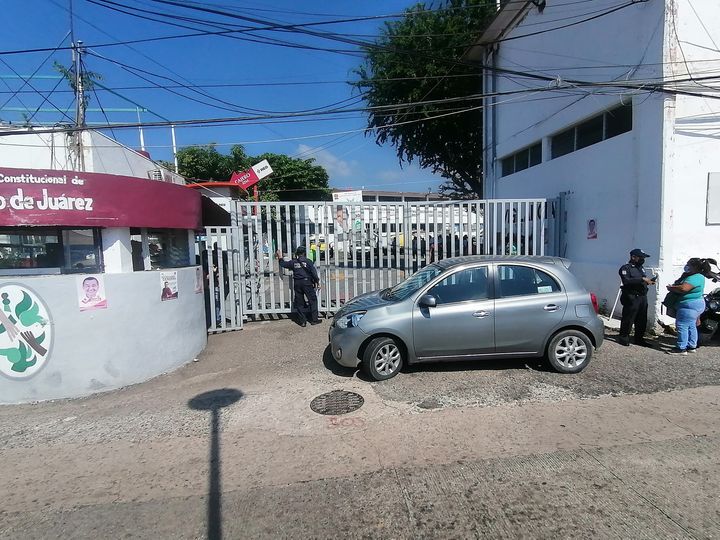 Protestan presuntos trabajadores de la lista de raya en exzona militar en Acapulco