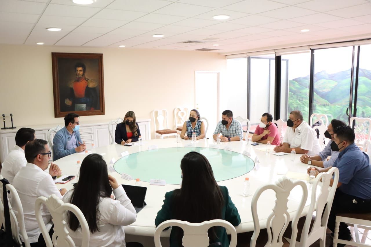 Se reúne Evelyn Salgado con periodistas desplazados de Iguala