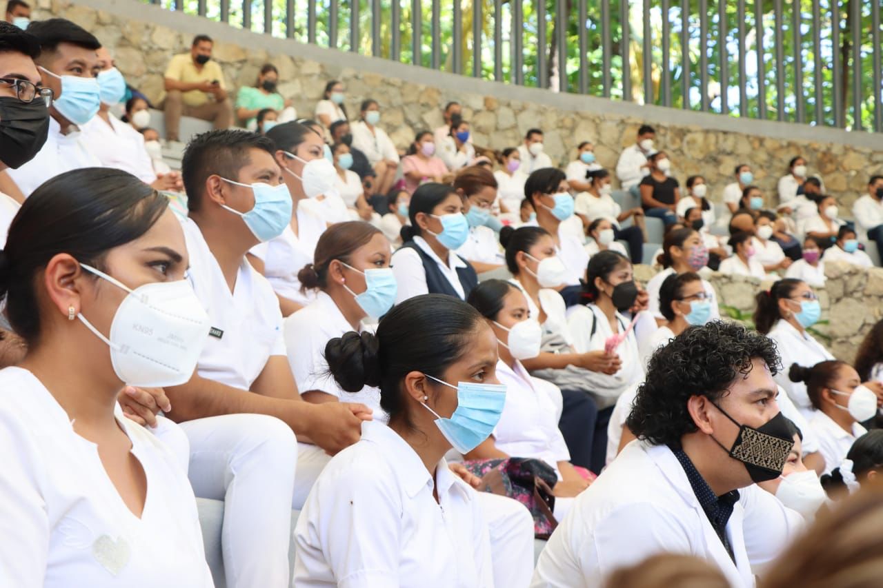 Celebra Evelyn Salgado Pineda la entrega de 359 contratos a profesionales de la Salud en Guerrero