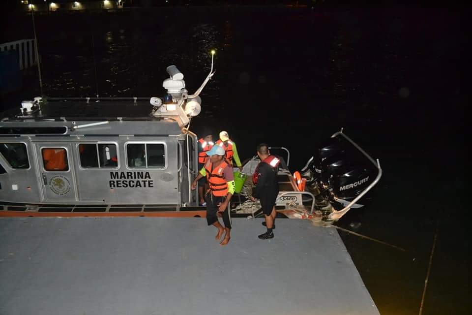 Marinos rescatan a pescadores cuya embarcación quedó a la deriva en la costa de Guerrero