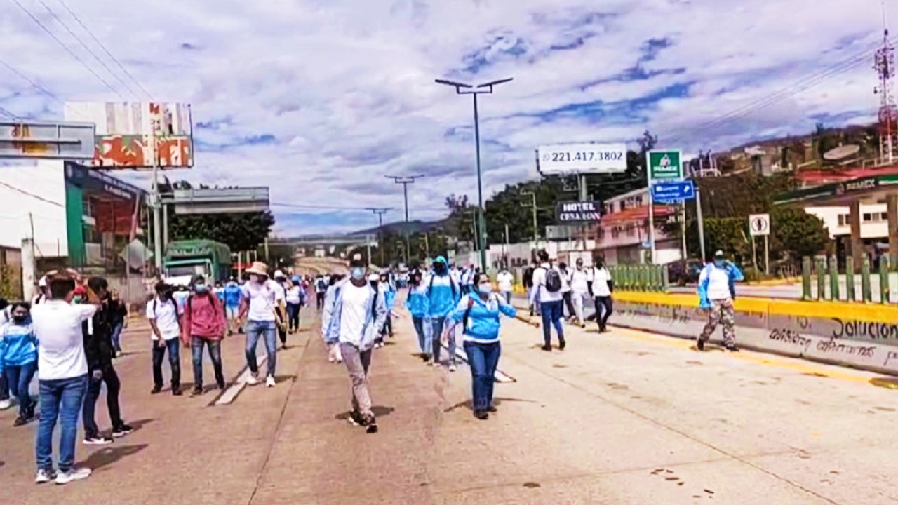 Normalistas de la Rafael Ramírez bloquean Autopista del Sol en demanda de reunión con la gobernadora Evelyn Salgado