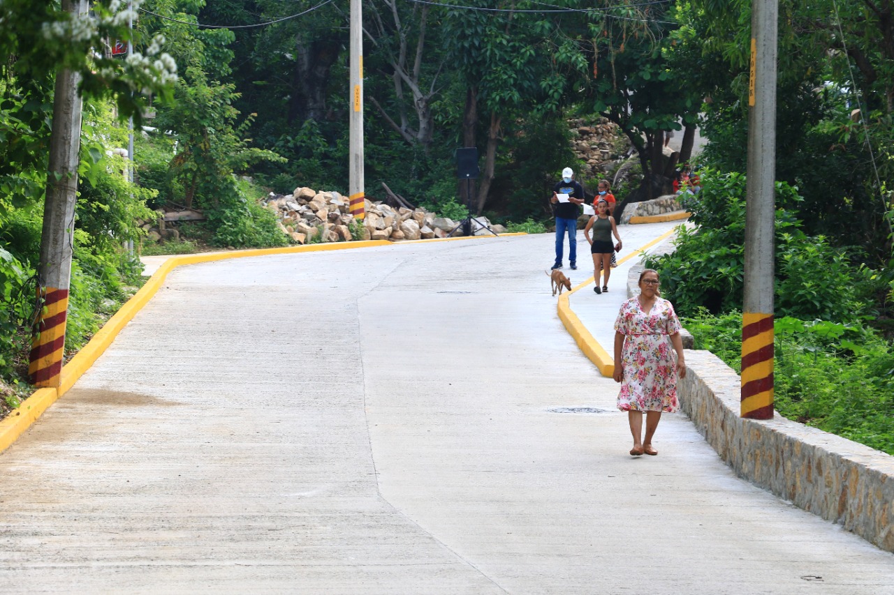 Acapulco: después de 30 años de gestión, colonos logran que el Ayuntamiento les pavimentara su calle