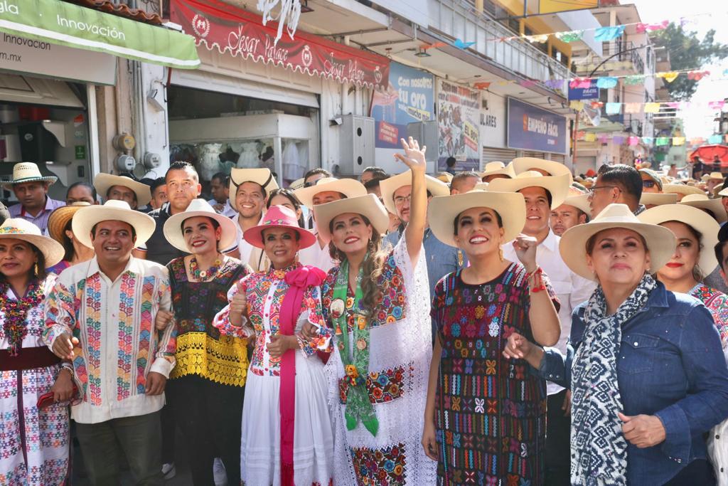 Celebra Evelyn Salgado con Norma Otilia el Paseo del Pendón