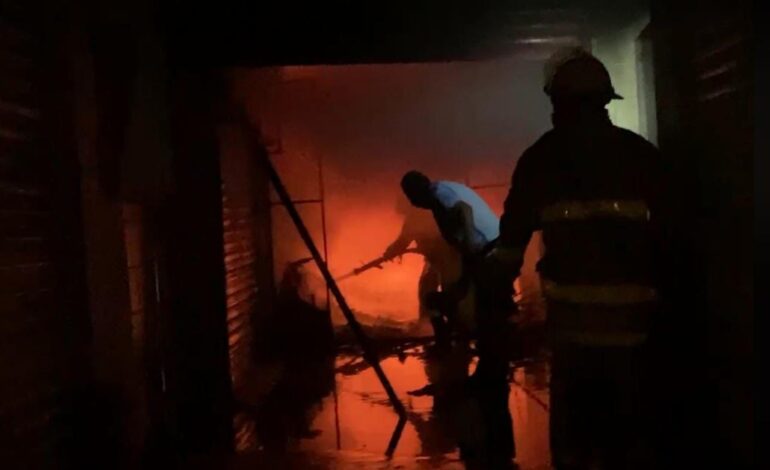 Bomberos del gobierno del estado sofocan incendio en el mercado de Ciudad Altamirano