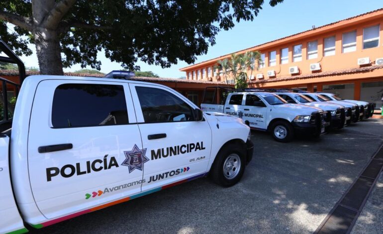 Entrega Evelyn Salgado patrullas, equipo y uniformes a personal de Seguridad Pública de Zihuatanejo