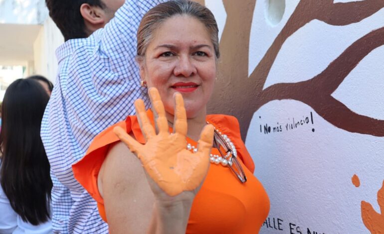 Pintan manos naranjas contra la violencia hacia las mujeres