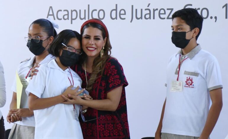 Entrega la gobernadora Evelyn Salgado apoyos del programa Ver Bien para Aprender Mejor