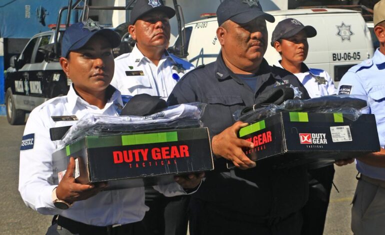 Entrega Abelina López vehículos y uniformes a agentes de la Secretaría de Seguridad Pública Municipal