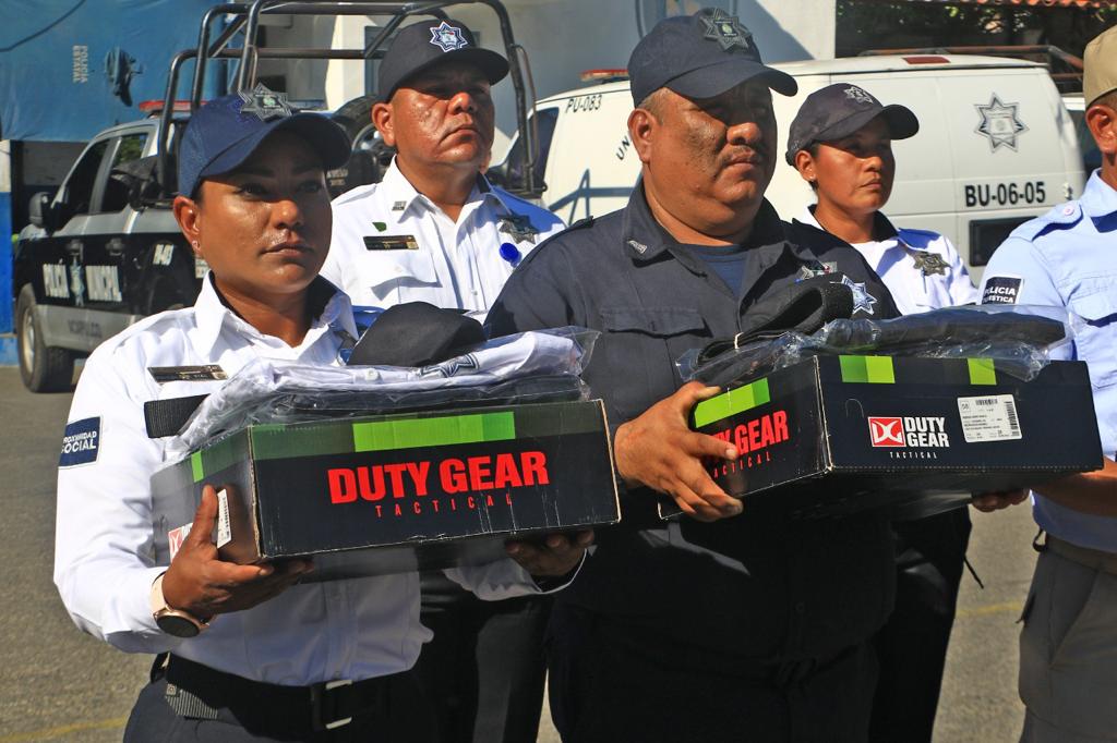 Entrega Abelina López vehículos y uniformes a agentes de la Secretaría de Seguridad Pública Municipal